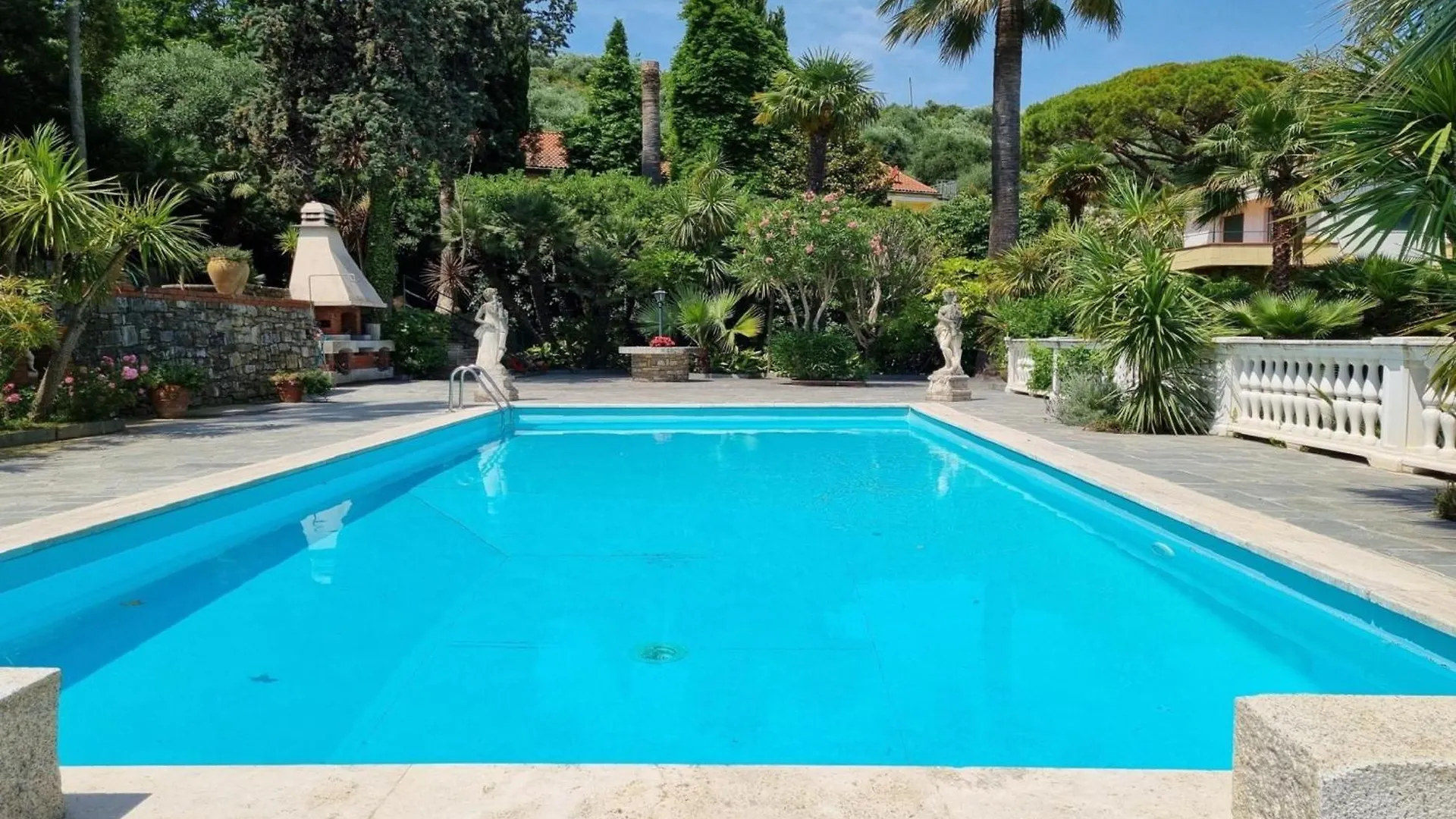 Paradiso Al Mare Shared Pool - Happy Rentals Diano Marina