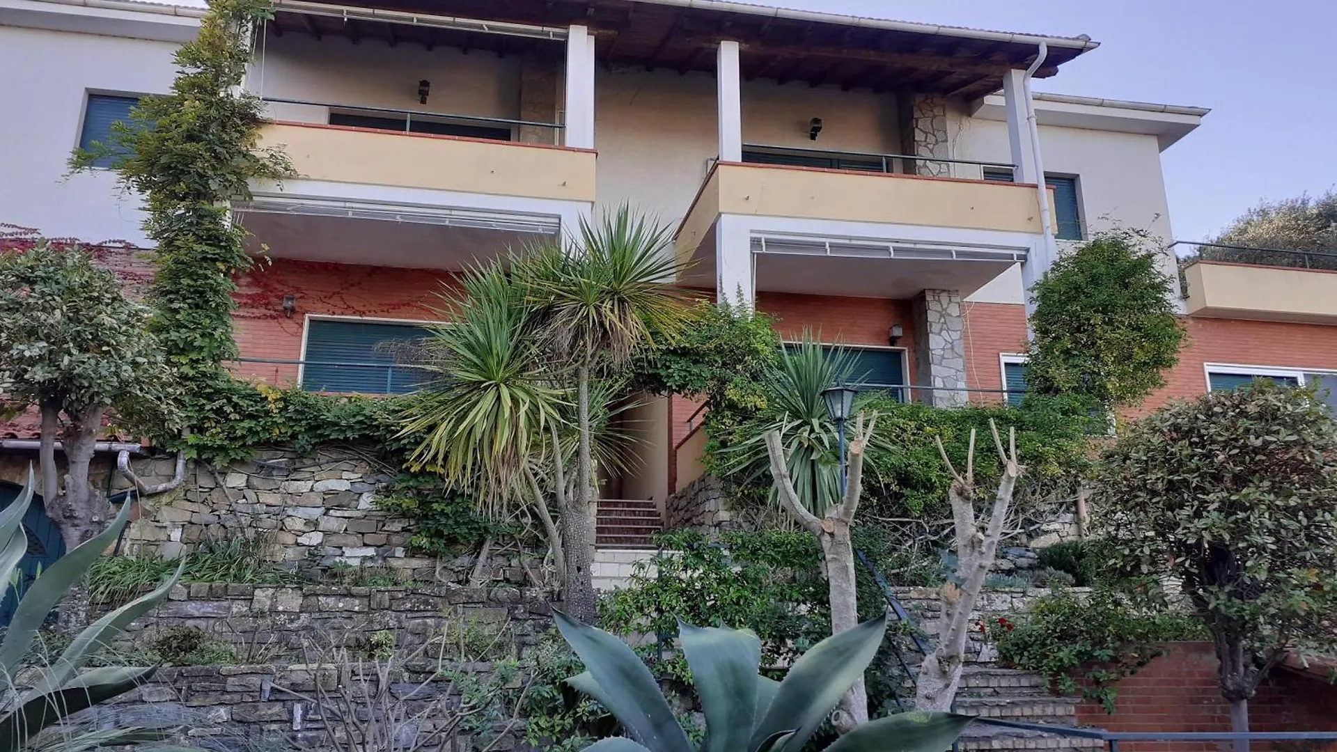 Paradiso Al Mare Shared Pool - Happy Rentals Diano Marina Italy